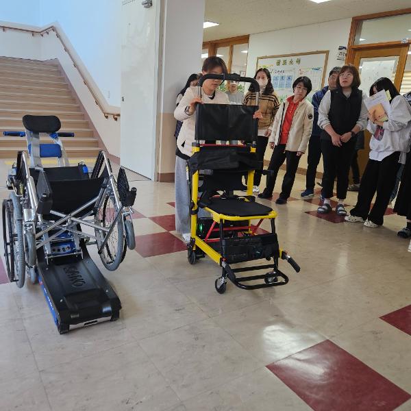 2024. 휠체어 사용자 이동편의를 돕는 보조공학기기 슬링캐리어 및 이동형 계단리프트카 소개 및 활용 연수 